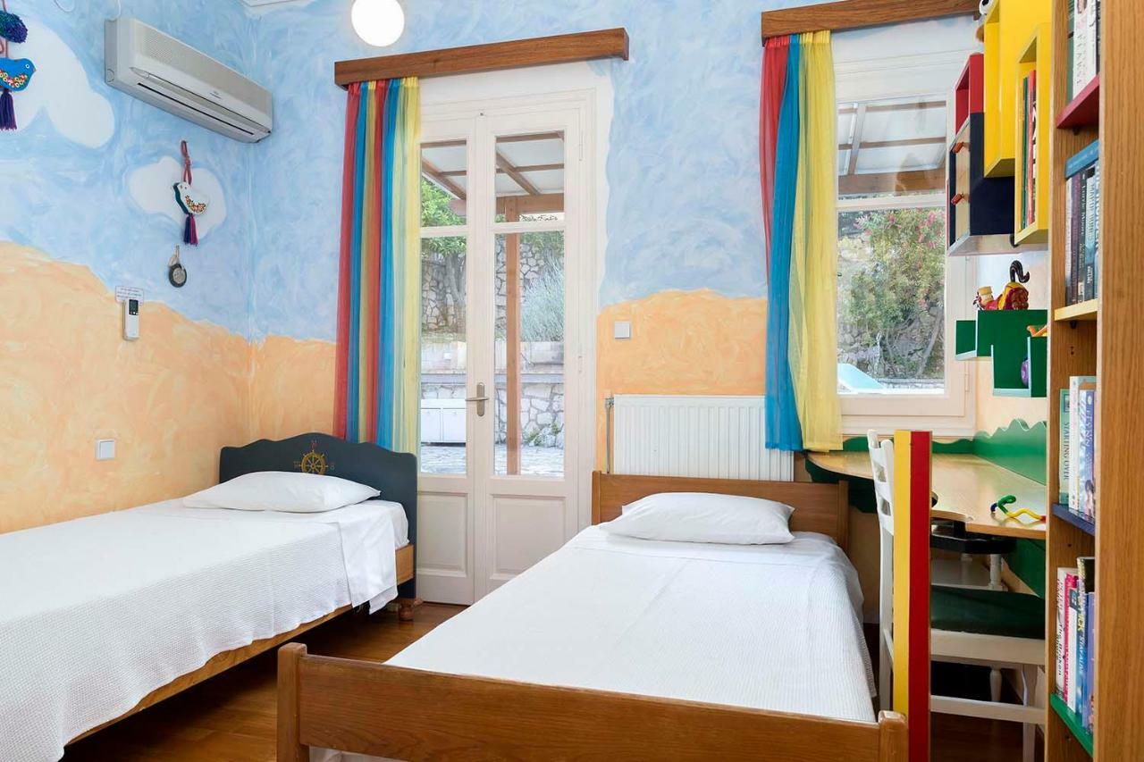 Yellow House Ithaca 바티 외부 사진